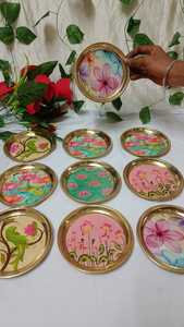Assiette décorative en laiton peinte à la main, motif vache, art chinois traditionnel, support en bois inclus, durable, artisanal, respectueux de l'environnement - Product Image 3