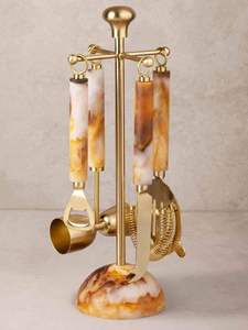 Ceci est un élégant ensemble d'outils de bar à 5 pièces avec une finition dorée sophistiquée et des poignées à motif marbré noir. Il est conçu pour… - Product Image 6