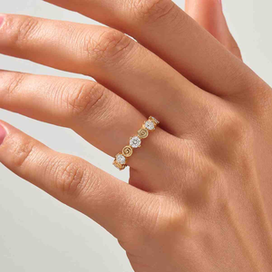 Bague de fiançailles moderne pour femme en or rose avec diamant taille brillant rond, style luxueux et design élégant - Product Image 3