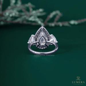 Anillo de Compromiso de Lujo con Tres Piedras y Halo de Diamantes Cultivados en Laboratorio con Corte Pera Certificados por IGI, Piedras Laterales de Moissanita con Corte Pera, 9/10/14/18K - Product Image 5