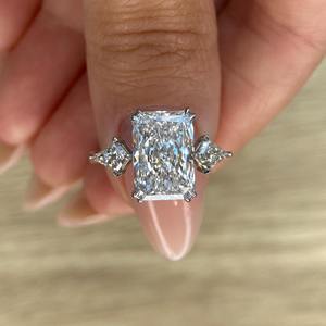 Anillo de compromiso de diamante de 5.50 quilates con corte radiante alargado, cultivado en laboratorio, con tres piedras y cortes laterales en forma de cometa, oro blanco de 14K, certificado IGI - Product Image 5