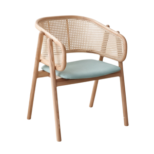 Chaise de salle à manger Helen avec dossier en rotin, structure en bois, coussin bleu clair, design scandinave moderne, mobilier de restaurant - Product Image 3