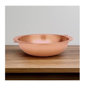 Bol à dattes en métal avec bords surélevés empêchant les déversements, idéal pour servir des dattes pendant le Ramadan, l'iftar et les réunions de famille. - Product Image 1