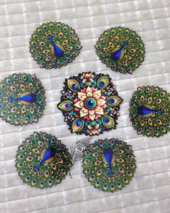 Ensemble de décoration festive Diwali en gros : Tapis de sol artistique en bois MDF avec disque de plumes de paon de 14 pouces pour la décoration de la salle de prière Mandir Pooja - Product Image 3