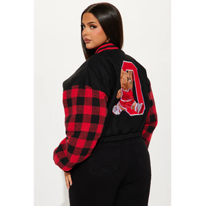 Veste universitaire à carreaux noirs et rouges avec logo, col rabattu, style streetwear, coupe ample, design à simple boutonnage - Product Image 3