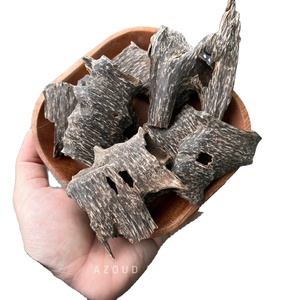 Les Meilleures Copeaux d'Oud Naturels Écologiques de Qualité Supérieure pour Brûler le Bakhoor, Grade A+ Haut de Gamme - Product Image 1