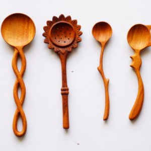 Cuchara con mango tallado a mano con flores y hojas, cuchara de madera para servir, decoración de alimentos, cuchara de madera artesanal - Product Image 1