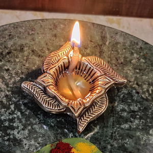 Lampe à huile en laiton pour Diwali, Pooja Diya, lumière de prière hindoue traditionnelle, lampe à huile décorative en laiton pour le festival Diwali, Pooja, temple domestique - Product Image 5