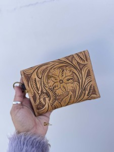 Monedero de Cuero Genuino con Grabado Artesanal, Elegante y Hecho a Mano, Cartera de Cuero con Grabado Artesanal - Product Image 3
