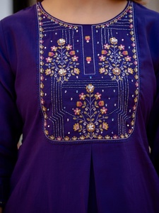 Ensemble Kurti en soie brodée violette avec dupatta, vêtements décontractés traditionnels indiens et pakistanais pour femmes de Samp Corporation - Product Image 6