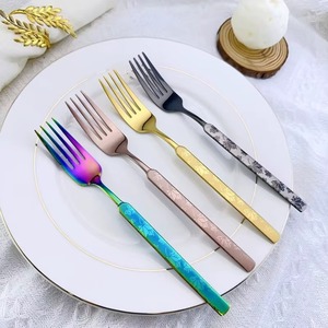 Elegante juego de cubiertos con acabado pulido a espejo en colores arcoíris agrega un toque premium y moderno a cualquier mesa. - Product Image 4