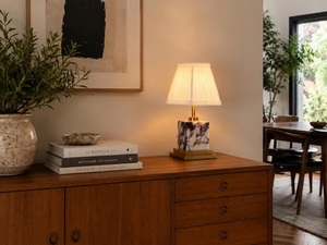 Lampe décorative élégante conçue pour sublimer les tables de chevet, les consoles et les aménagements de salons haut de gamme - Product Image 4