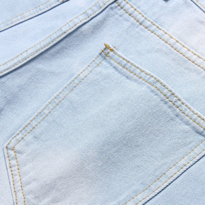 Shorts en jean déchirés et délavés pour homme, coupe droite, en coton, bleu clair, respirant, séchage rapide, style vintage, pour l'été - Product Image 4