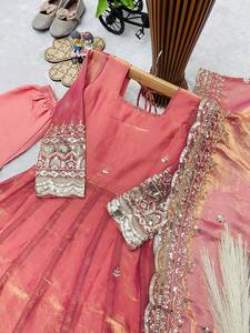 Robe Anarkali en soie rose traditionnelle indienne et pakistanaise pour femmes, longueur ras du sol, tenue de mariage brodée, coupe classique - Product Image 4