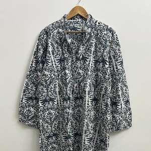 Vestido Kurti de Algodón con Estampado Floral Indigo Estilo Boho: Túnica con Estampado a Mano - Product Image 4