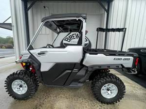 Tout nouveau Defender X Mr 4WD 4 temps certifié EPA EEC, demi-portes, HD10 Hyper Silver & Legion Red UTV - Product Image 2