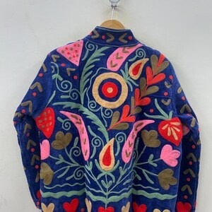 Chaqueta de terciopelo con bordado floral Suzani, abrigo estilo festival folclórico uzbeko con relleno de algodón para ropa exterior tipo bomber/duster a precio económico. - Product Image 2
