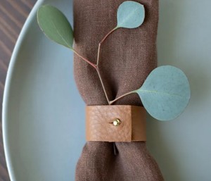 Anillos de Servilleta Minimalistas de Cuero: Decoración Natural para la Mesa - Product Image 2