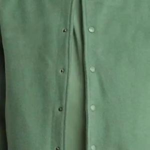 แจ็คเก็ตวาร์ซิตี้แบบกำหนดเอง สไตล์เท่ห์ แจ็คเก็ตวาร์ซิตี้ผ้าฟลีซสำหรับฤดูหนาว แจ็คเก็ตเบสบอลบอมเบอร์ แจ็คเก็ตวาร์ซิตี้หนังสำหรับผู้ชาย ราคาขายส่ง - Product Image 4