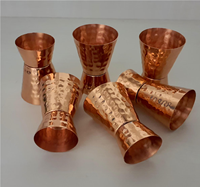 Jigger en acier inoxydable de haute qualité avec poignée en cuivre, taille et logo personnalisables, design artisanal de luxe pour bar et cuisine