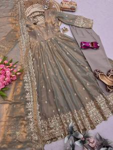 Costume Anarkali traditionnel indien pakistanais pour femmes en soie avec dupatta, longueur au sol, tenue de mariage brodée or et marron, coupe ample - Product Image 4