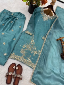 Ensemble prêt-à-porter en soie GMY brodé de fils de codage de designer, avec bas et dupatta de style Farshi, entièrement cousu - Product Image 4