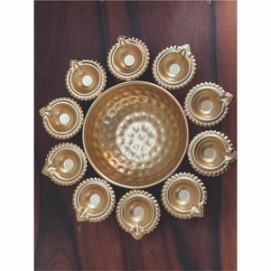 Cuenco Urli Tradicional de Latón con 9 Soportes para Diya, Decoración para Diwali, Centro de Mesa con Florero Flotante para Hogar, Hotel, Boda - Product Image 4