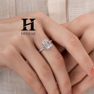 Bague de fiançailles de luxe en or blanc 14 carats avec diamant de laboratoire taille émeraude 2,0 carats VVS1 DEF, halo et anneau fendu, pour femme - Product Image 1