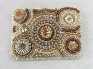 Pochette à monnaie décorative brodée de perles avec un travail artisanal détaillé et un rangement polyvalent pour tous les jours - Product Image 2
