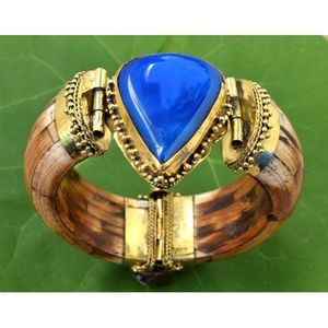 Pulseras de Estilo Vintage de Hueso y Latón con Dije de Ágata Natural - Product Image 1