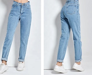 Jean mom taille haute bleu clair pour femme, coupe slim, jambe droite, en denim, avec cinq poches et ourlet retroussé - Product Image 6