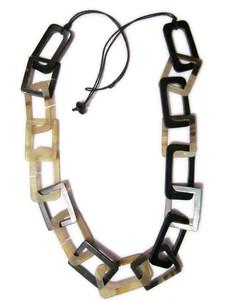 Collier à maillons épais en corne de buffle polie, dégradé brun naturel, bijou statement fait main en corne de buffle naturelle. - Product Image 3