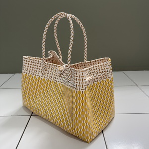 Bolso de hombro de plástico reciclado tejido a mano, cesta de mercado reutilizable ecológica, bolso de compras impermeable hecho a mano para la playa en verano - Product Image 3