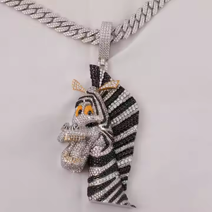 Colgante de cabeza de cebra Iced Out para hombre, joyería de hip hop de moissanita en tono plateado con detalles negros y amarillos - Product Image 2