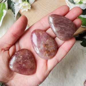 Pierre de quartz fraise naturelle polie, forme roulée, de haute qualité, pour la méditation et la guérison. - Product Image 1