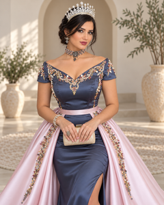 Robe de mariée algérienne maxi élégante bleu ardoise avec col en V, broderies de perles et de cristaux, surjupe en satin rose poudré et manches courtes - Product Image 4