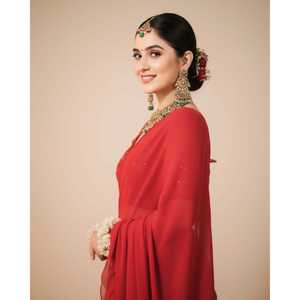 Sari en mousseline de soie rouge rosé Royale avec silhouette en A et drapé à la taille naturelle - Product Image 2