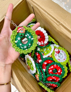 Porte-clés de Noël en crochet personnalisé, fait main, motif Père Noël, arbre, couronne, ornement, cadeau promotionnel pour événements, souvenir de vacances, vente en gros - Product Image 2