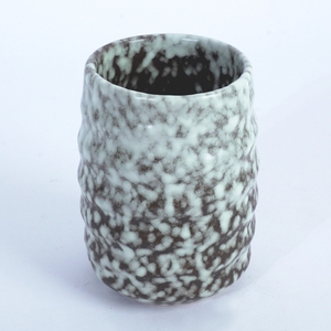 Taza de Té de Cerámica Agung Keramik, Color Gris Menta con Textura Moteada, Banda Ondulada de Color Ámbar, Empaque en Caja de Regalo, Estilo Restaurante Japonés - Product Image 1