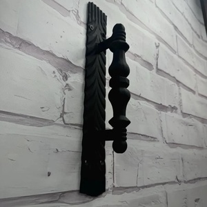 Poignée de portail traditionnelle en fer forgé ; facile à installer, avec une finition enduite ; un accessoire de clôture durable pour portails. - Product Image 2