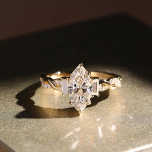Bague de fiançailles en or jaune 14 carats avec diamant de laboratoire taille marquise 3 carats, certifiée IGI, style vintage de luxe, avec baguettes latérales – Meilleure vente - Product Image 4