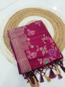 Sari de Seda Banarasi Rosa Magenta con Bordado Floral Meenakari en Oro Rosa y Blusa a Juego de Prayosha Enterprise - Product Image 4