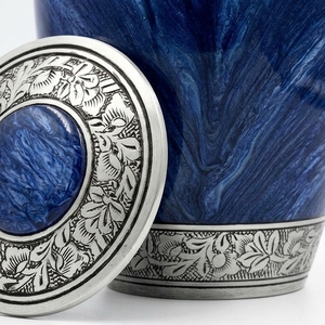 Urne funéraire en aluminium bleu cobalt marbré avec bande gravée argentée pour cendres d'adultes, 24 pouces - Product Image 3