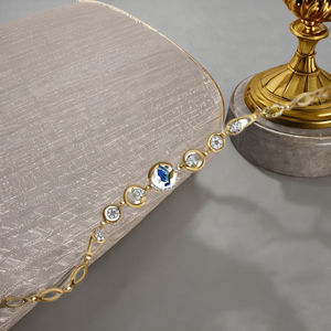 กำไลข้อมือดีไซน์หรูหราสีทองประดับเพชรทรงตาปีศาจ ประดับด้วยเพชรคิวบิกเซอร์โคเนียสุดหรูสำหรับผู้หญิง เหมาะสำหรับใส่ไปงานปาร์ตี้ - Product Image 3