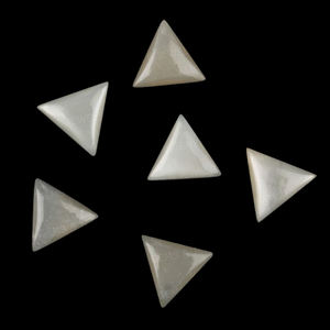 Excellente Pierre de Lune Grise Naturelle Taillée, 10x10mm, Forme Triangle, Dos Plat, Cabochon Calibré, pour Fabrication de Bijoux, Pierre Précieuse en Vrac, Vente en Gros - Product Image 1