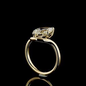 Bague de fiançailles solitaire en or jaune massif avec moissanite en forme de poire de 2 carats certifiée IGI, à trois griffes, par le fabricant - Product Image 2