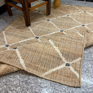 Alfombra de Yute Hecha a Mano con Patrón de Diamantes |   Alfombra Boho de Fibra Natural |   Alfombra Rústica Ecológica - Product Image 6