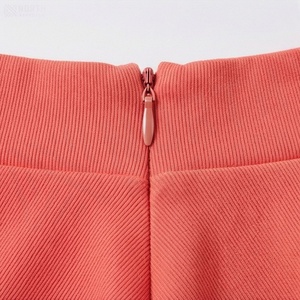 Jupe courte trapèze pour femme, couleur unie, taille élastique, plissée, tricotée en spandex et polyester, confortable, toutes saisons, tenue décontractée - Product Image 4