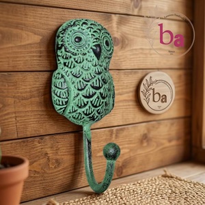 Porte-manteau mural vintage vert menthe écologique effet vieilli avec motif hibou, porte-chapeau et porte-clés, crochet en fer forgé artisanal, éclairage intégré pour entrée - Product Image 1
