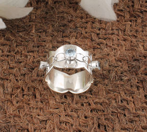 แหวนเงินแท้ 925 ประดับพลอยโทแพซสีฟ้าคลาสสิกทรงเบเซล สำหรับผู้หญิง เหมาะสำหรับงานแต่งงาน งานเลี้ยง และเป็นเครื่องประดับทั่วไป - Product Image 2